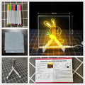 Quadro Mágico de Desenho com Luz LED — Acrílico Transparente, Apagável e com 7 Canetas Coloridas!